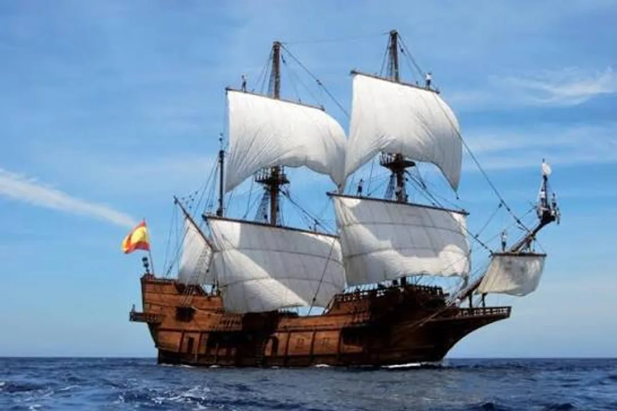 The Nao Santa María replica under full sail at sea, flying the Spanish flag